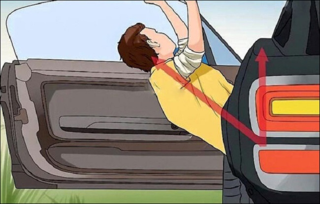Cách nhảy ra khỏi xe ô tô an toàn trong trường hợp